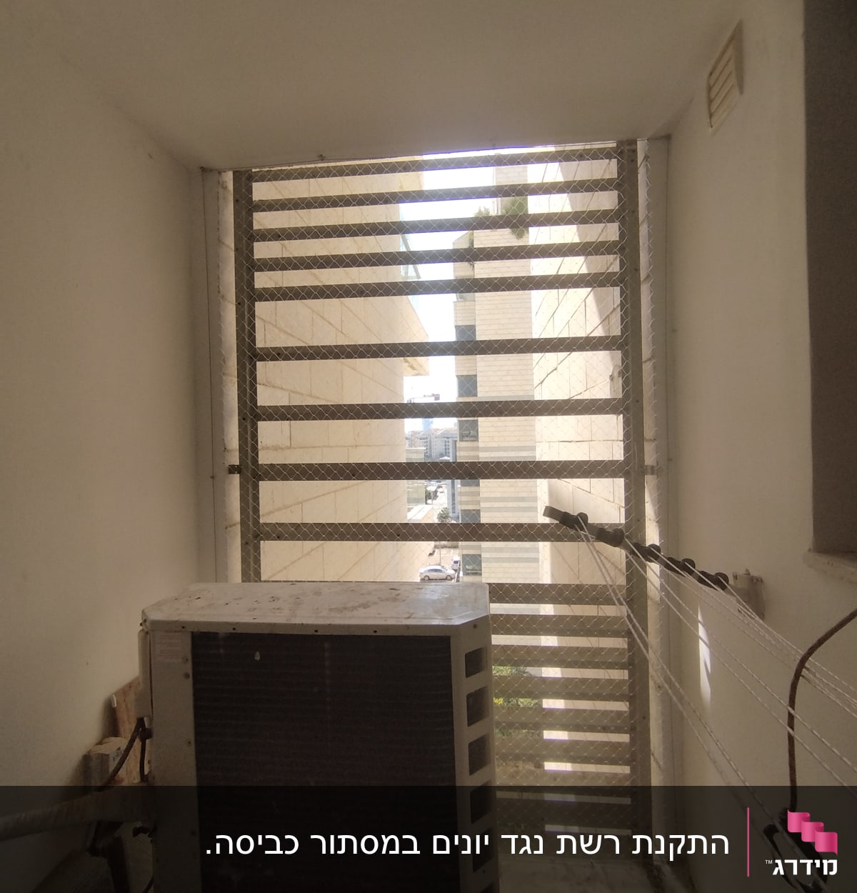 רשת מתכת על חלון למניעת כניסת יונים